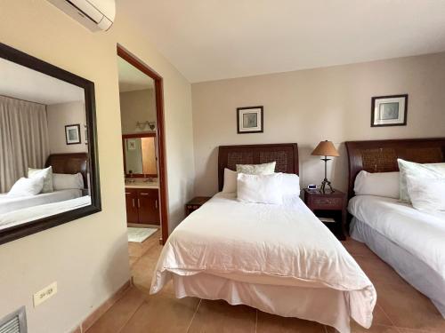 Ein Bett oder Betten in einem Zimmer der Unterkunft Villa Iris 2 story ocean view villa w/ pool access