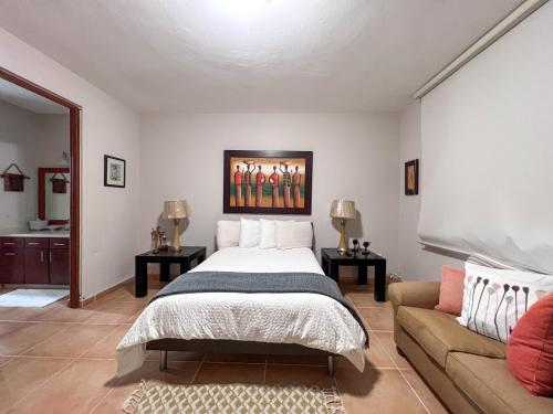 Ein Bett oder Betten in einem Zimmer der Unterkunft Villa Iris 2 story ocean view villa w/ pool access