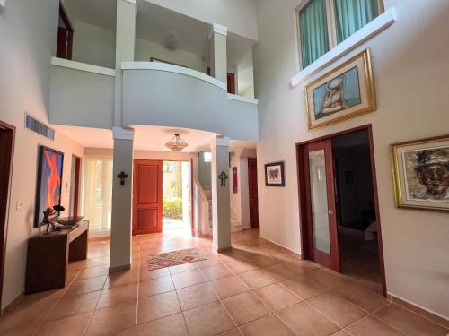 ein Flur mit einer Treppe in einem Haus in der Unterkunft Villa Iris 2 story ocean view villa w/ pool access in Vega Alta