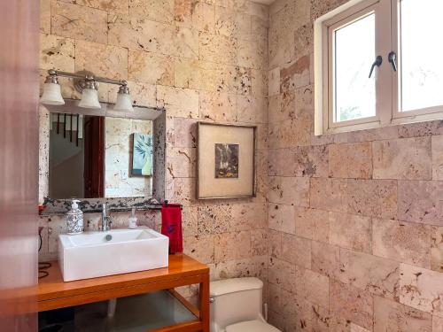Ein Badezimmer in der Unterkunft Villa Iris 2 story ocean view villa w/ pool access