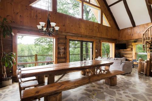 Gallery image of Le Chalet Inuksuk - Log Cabin Waterfront Spa in Sainte Béatrix
