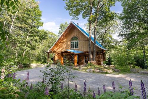 Gallery image of Le Chalet Inuksuk - Log Cabin Waterfront Spa in Sainte Béatrix