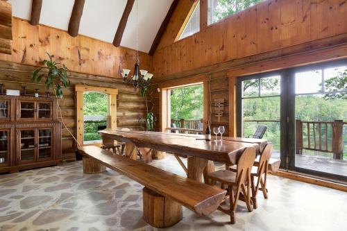 Gallery image of Le Chalet Inuksuk - Log Cabin Waterfront Spa in Sainte Béatrix