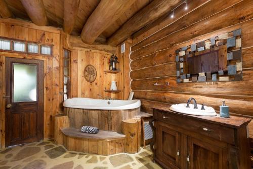 Gallery image of Le Chalet Inuksuk - Log Cabin Waterfront Spa in Sainte Béatrix