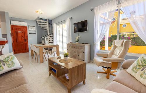 Μια τηλεόραση ή/και κέντρο ψυχαγωγίας στο Stunning Home In Mazarrón With Kitchen