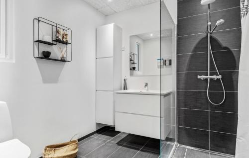 Koupelna v ubytování 5 Bedroom Nice Apartment In Randers C