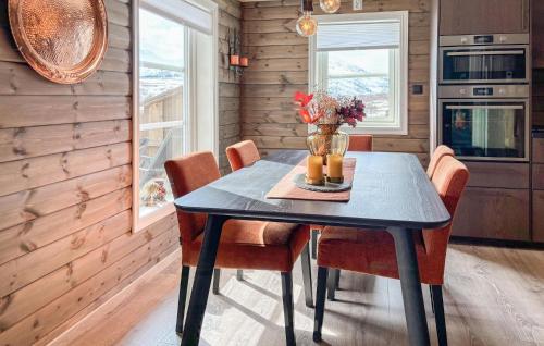 Dapur atau dapur kecil di 4 Bedroom Awesome Home In Vøringsfoss