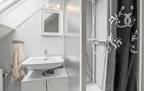 y baño blanco con lavabo y ducha. en Lovely Home In Vestervig With Wifi en Vestervig