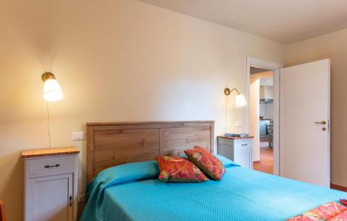 1 dormitorio con 1 cama azul y 2 almohadas en 2 Bedroom Lovely Home In Sassetta, en Sassetta