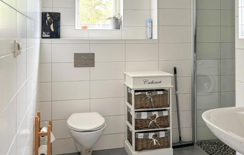 y baño con aseo y lavamanos. en Amazing Home In Uddevalla With Kitchen, en Uddevalla