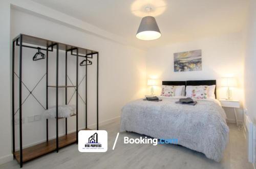 Ένα ή περισσότερα κρεβάτια σε δωμάτιο στο 2 Bed Apt City Centre By NYOS PROPERTIES Short Lets & Serviced Accommodation