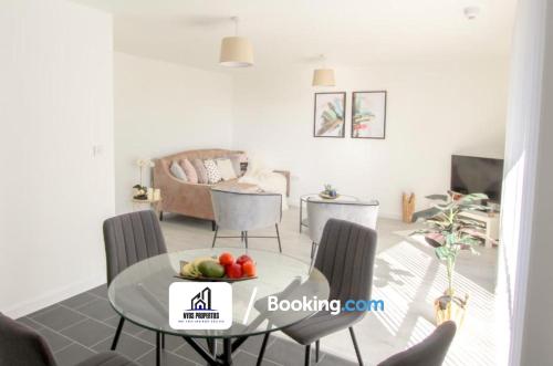 comedor y sala de estar con mesa y sillas en 2 Bed Apt City Centre By NYOS PROPERTIES Short Lets & Serviced Accommodation, en Mánchester