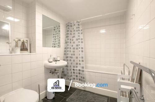 Et badeværelse på 2 Bed Apt City Centre By NYOS PROPERTIES Short Lets & Serviced Accommodation