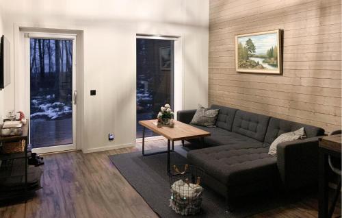 セフレにあるBeautiful Home In Säffle With Kitchenのソファとテーブルのあるリビングルーム