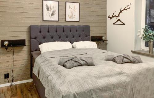 1 dormitorio con 1 cama grande con manta gris en 3 Bedroom Lovely Home In Sffle en Säffle