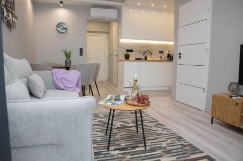 凱斯特海伊的住宿－Marina Luxury Aparment，客厅配有沙发和桌子