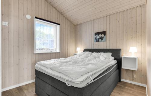 un grande letto in una stanza con finestra di Amazing Home In Rdekro With House Sea View a Diernæs