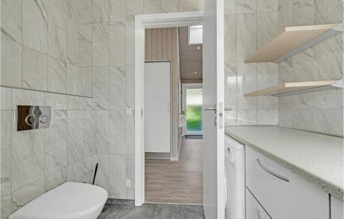 bagno bianco con servizi igienici e lavandino di Amazing Home In Rdekro With House Sea View a Diernæs