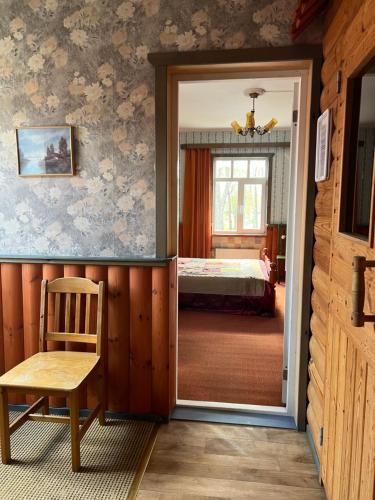 Habitación con una puerta que conduce a un dormitorio en Janune Kägu, en Koeru