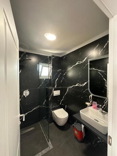 Bilik mandi di Liel Apartments