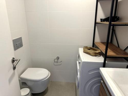 biała łazienka z toaletą i umywalką w obiekcie City center Luxurious residence w Stambule
