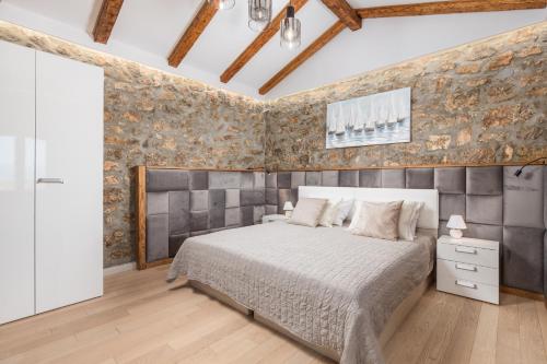 Voodi või voodid majutusasutuse Stone Villa Otranto with pool, close to Opatija toas