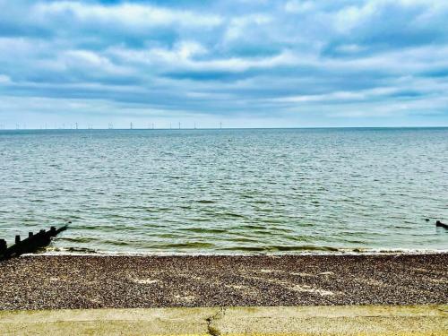 vistas a una gran masa de agua con turbinas eólicas en Seafront & Dog Friendly Beautiful Ground Floor Flat, en Kent