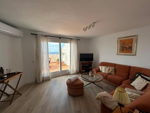 un soggiorno con divano e tavolo di Ático sobre el Mar a Vélez-Málaga