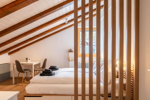 ein Schlafzimmer mit einem Bett und einem Schreibtisch in einem Zimmer in der Unterkunft Studio Mundizia in Zermatt
