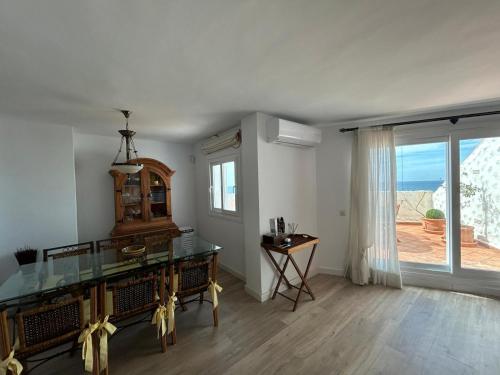 una camera con scrivania e ampia finestra di Ático sobre el Mar a Vélez-Málaga