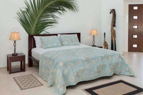 1 dormitorio con 1 cama con manta azul en Karana 4 Bedroom, en Long Bay Hills