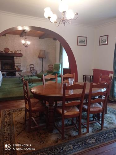 O' doubs saonois في Vallerois-le-Bois: غرفة طعام مع طاولة وكراسي