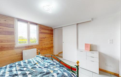 een slaapkamer met een bed en een raam bij Lovely Home In Malleville-les-grs With Wifi in Malleville-les-Grès