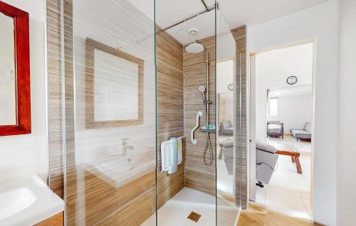 een badkamer met een douche en een glazen deur bij Lovely Home In Malleville-les-grs With Wifi in Malleville-les-Grès