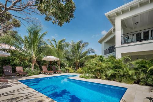 una imagen de una villa con piscina en Karana 4 Bedroom, en Long Bay Hills
