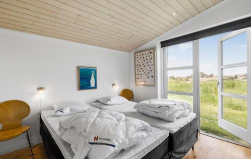 2 camas individuales en una habitación con ventana en Gorgeous Home In Stege With Kitchen en Stege