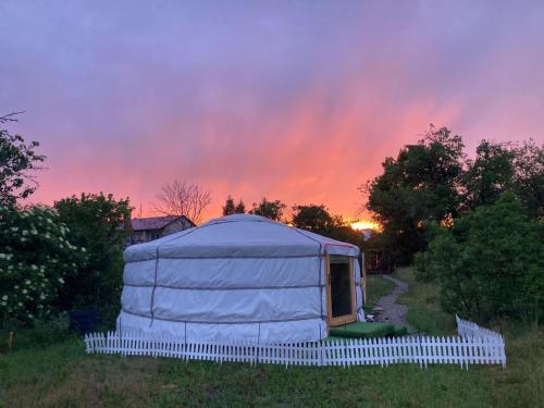 Východ nebo západ slunce při pohledu z luxury tent nebo okolí