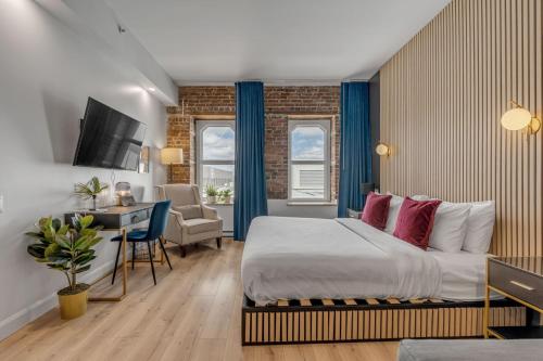 een slaapkamer met een bed en een bureau in een kamer bij Initial / Polo / Centre-ville de Quebec in Québec
