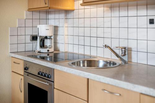 encimera de cocina con fregadero y cafetera en Residence Oberhauser Apt 4 en Valdaora di Sopra