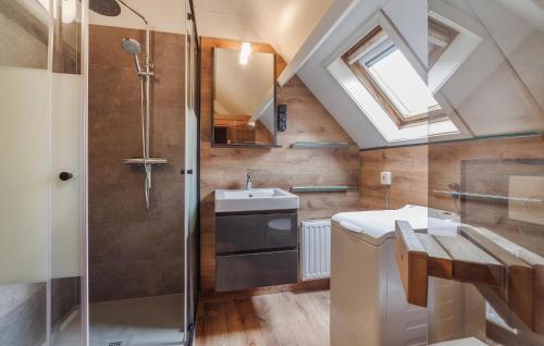 een badkamer met een wastafel en een douche bij Beautiful Home In Wemeldinge With Wifi in Wemeldinge