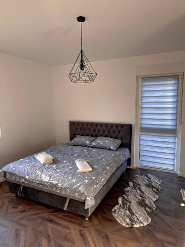 um quarto com uma cama e um lustre em APARTMAN 3 em Brčko