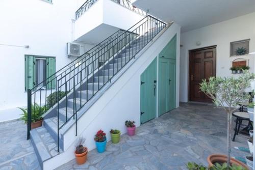 una escalera en una casa con una puerta verde en SK studios & apartments, en Neo Klima