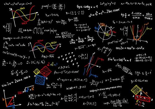 un schéma mathématique sans soudure avec des formules sur un tableau noir dans l'établissement ECZDell, à Katmandou