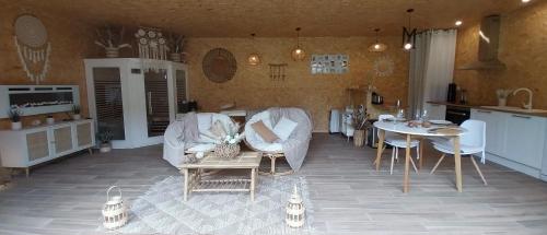 un salon avec des meubles blancs et une table dans l'établissement Le Clos FMR Insolite Manon Carcassonne, à Malves