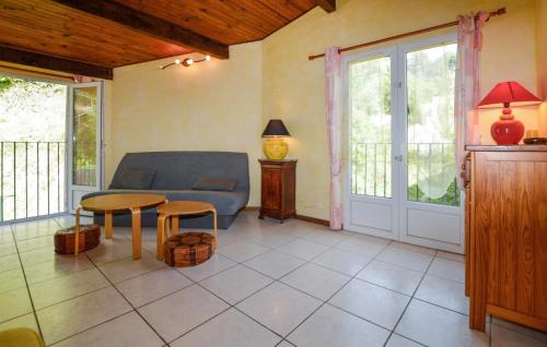 un salon avec un canapé bleu et une table dans l'établissement Lovely Apartment In Poggio Di Nazza, à Poggio-di-Nazza