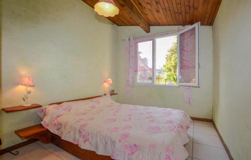 2 Bedroom Awesome Apartment In Poggio Di Nazza tesisinde bir odada yatak veya yataklar