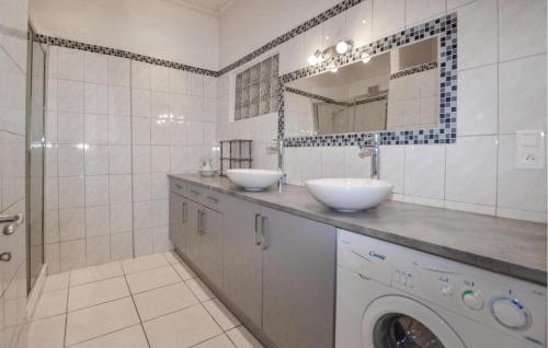 2 Bedroom Awesome Apartment In Poggio Di Nazza tesisinde bir banyo