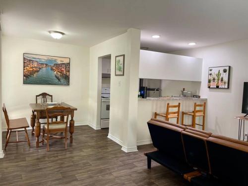 uma sala de jantar e cozinha com mesa e cadeiras em Cabo San Roman entire Condo with patio 5 min from Casino em Lake Charles