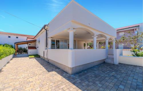 Cozy Apartment In Vir With Wifi