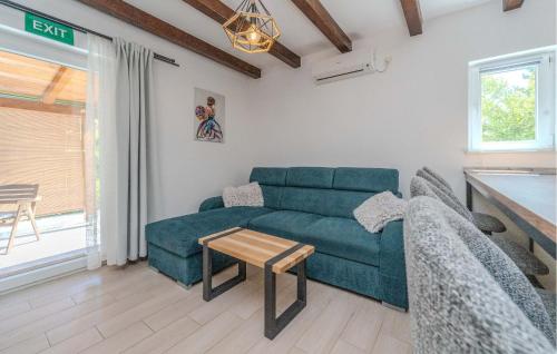 Χώρος καθιστικού στο Cozy Apartment In Vir With Wifi